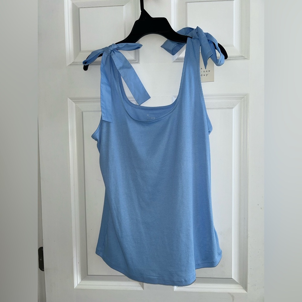 Bow Detail Tank NWT